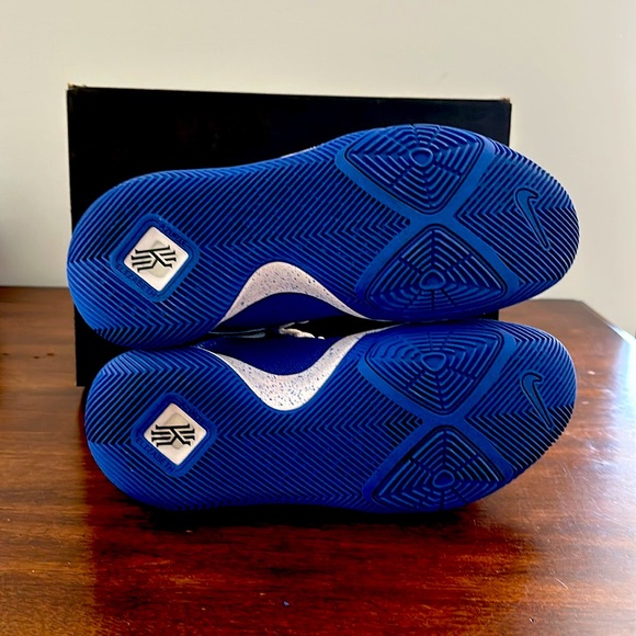NIKE KYRIE 3’s  BLUE/WHITE - Picture 4 of 5